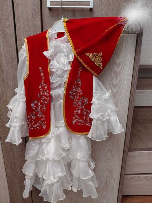 Казахская национальная одежда - детское платье, жилет и саукеле
