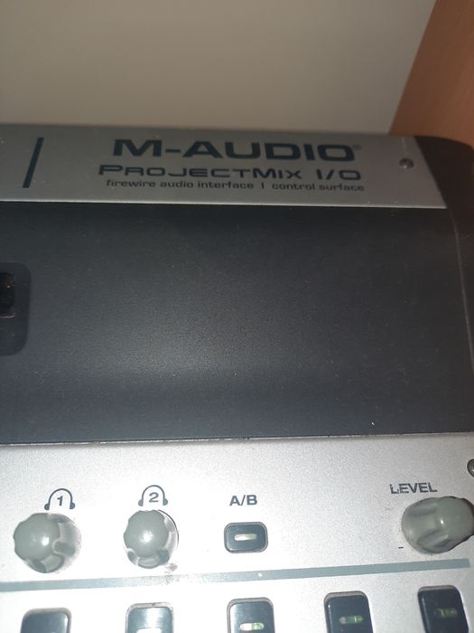 Mixèr cu placă audio studio!