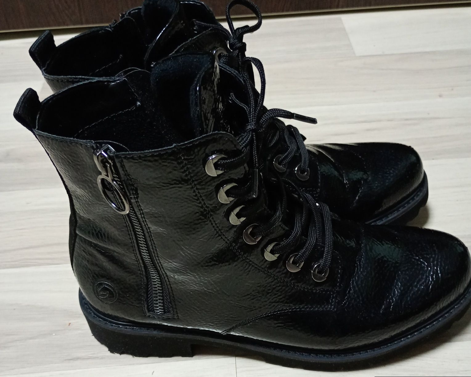 Ghete  piele lacuita
