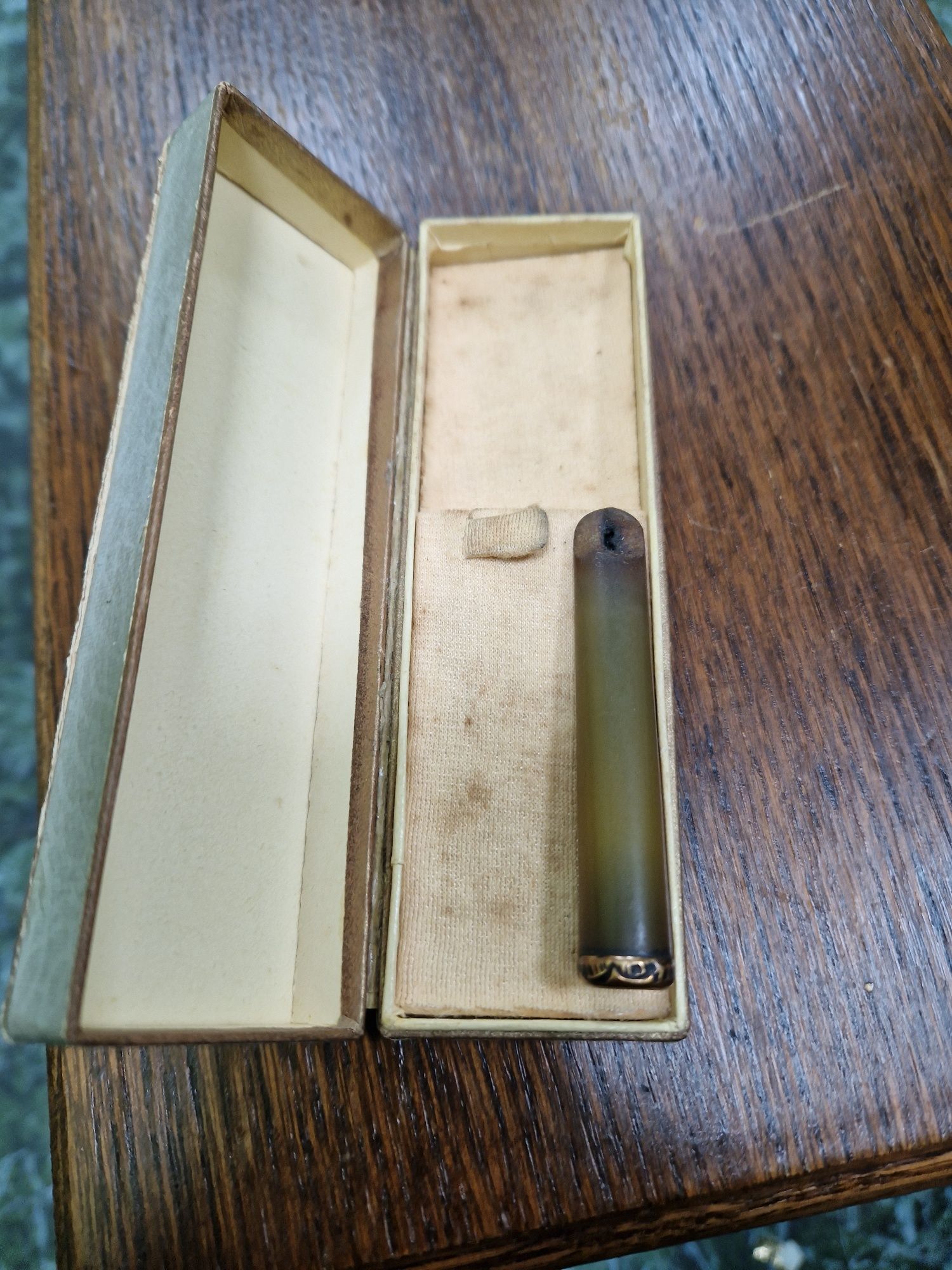 Антикварно цигаре кехлибар с златен монограм