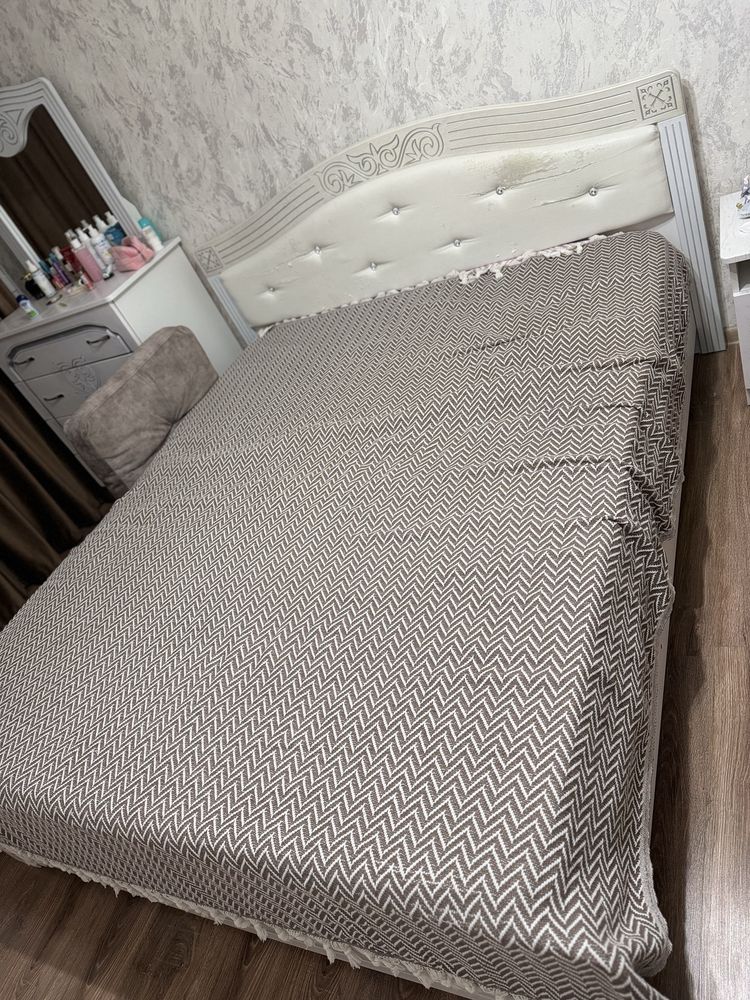 Продам кровать с матрасом