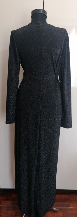 Rochie de gală de culoare neagră.