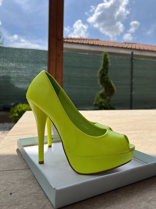 Pantofi cu toc galben neon