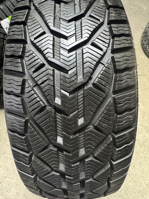 Зимние шины Taurus 265/60R18 в отличном состоянии !