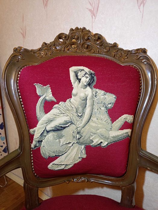 Кресла и масичка "Луи 16-ти" с ръчно бродирани вилерови гоблени.