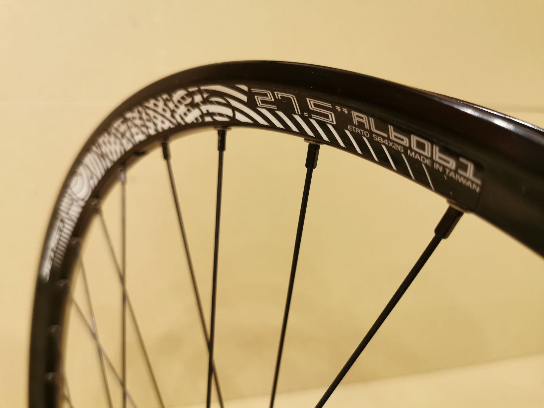 Нови капли 27.5 Tubeless за DH / Downhill - Jetset , SixPack , DT Swis