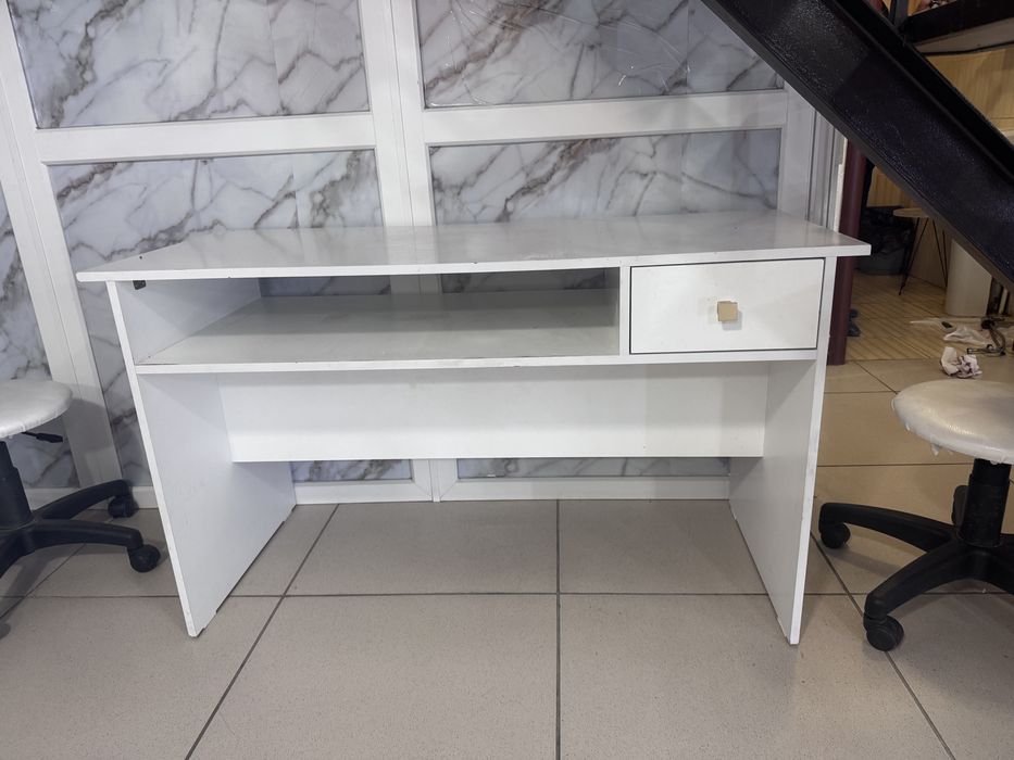 Маникюрный стол