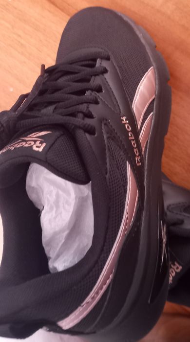 Adidași dama sport sunt  noi