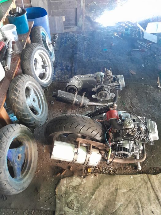 Vând urgent 2 motoare scuter 4 timpi roată pe 12 preț 500 lei
