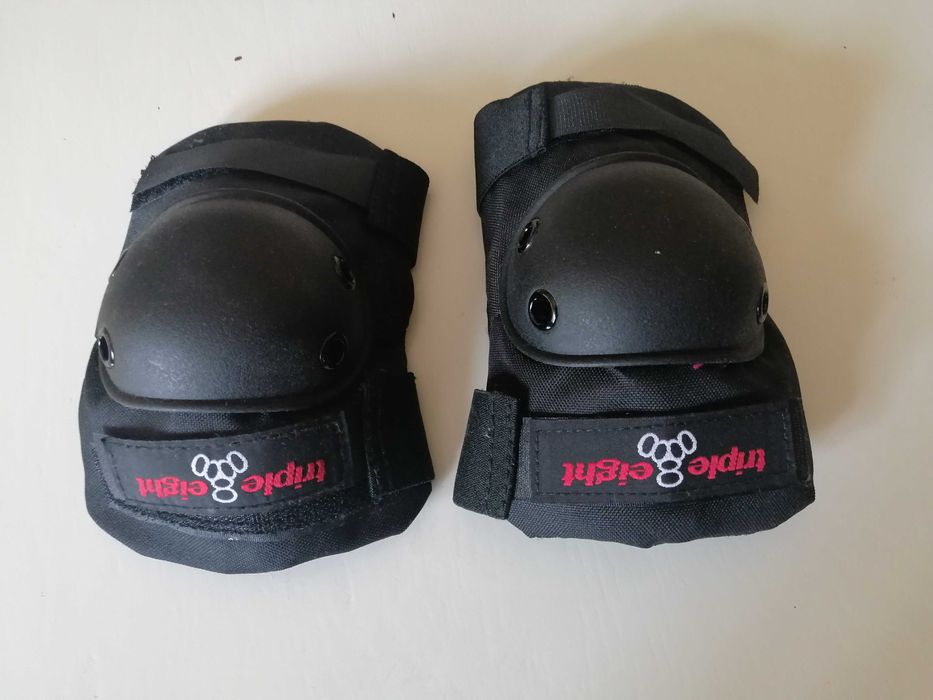 Каска с комплект предпазители за китки, лакти и колена!