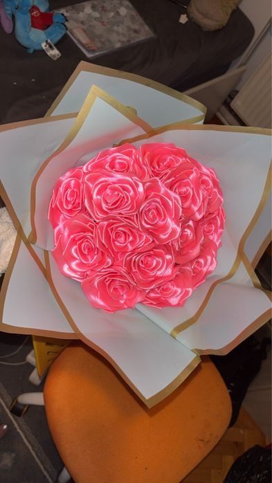 Buchet flori roz lucrate manula
