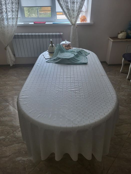 Продаётся для кухни стол 1м.80см с шестью стульями в отличном состояни