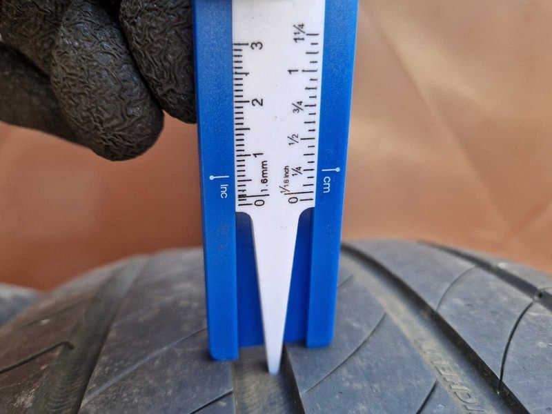 2 Michelin R18 235/40
летни гуми
DOT4321