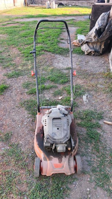 Продам газонокосилку на запчасти