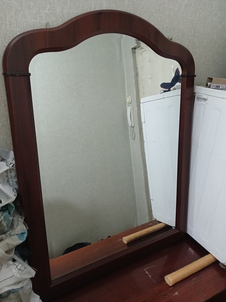 Продам зеркало размером примерно  1 м × 1,2 м