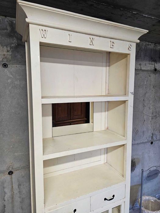 Ретро шкаф за вино