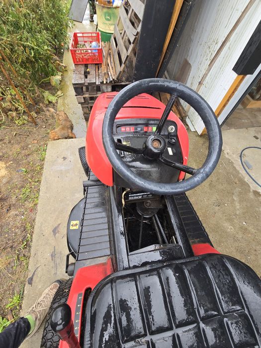 Tractoras tuns iarba/gazon