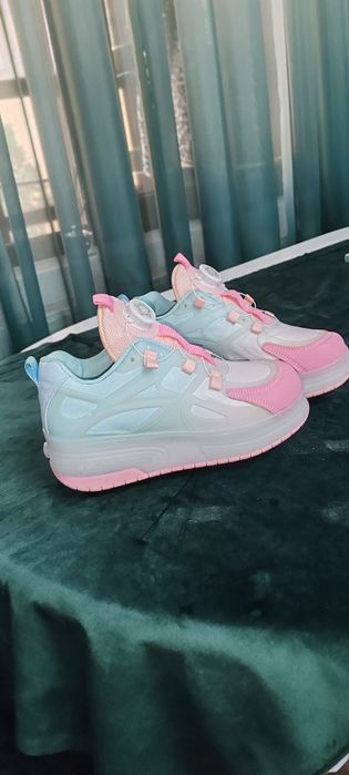 Adidași cu role si luminițe