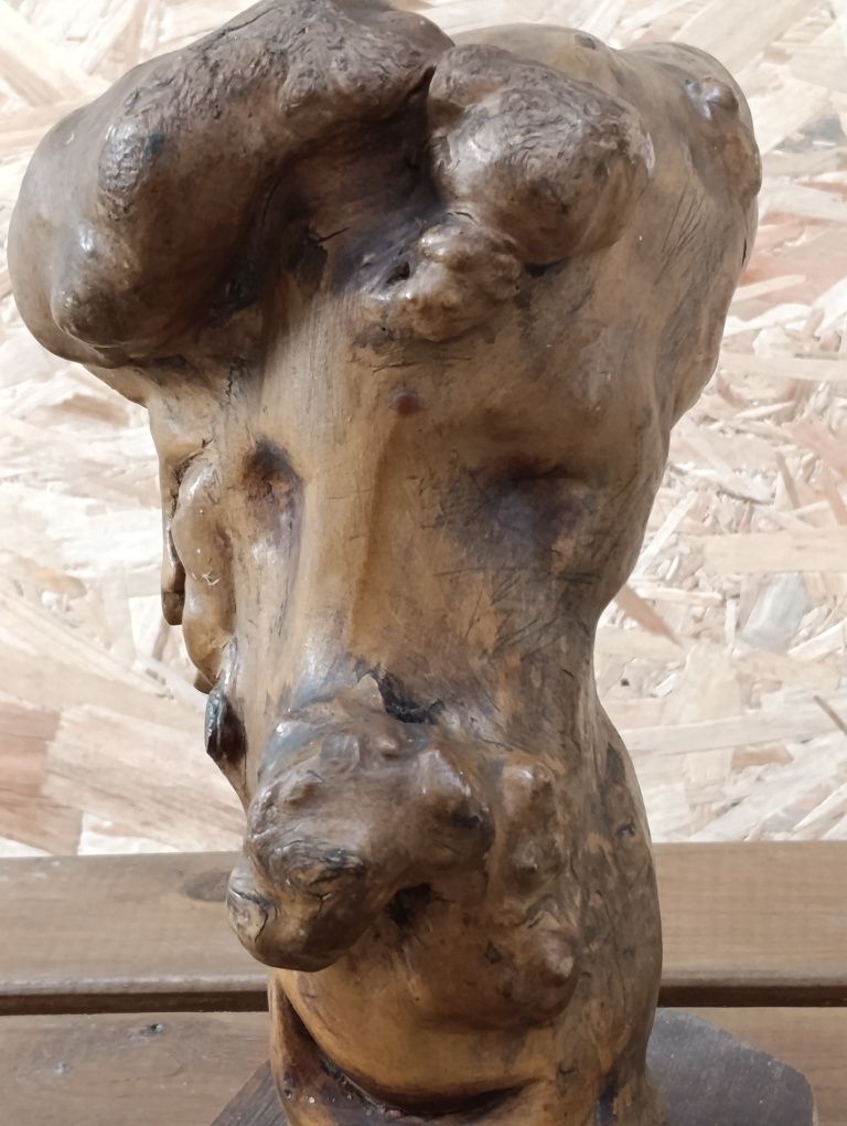 Statuetă din lemn. 50 lei.