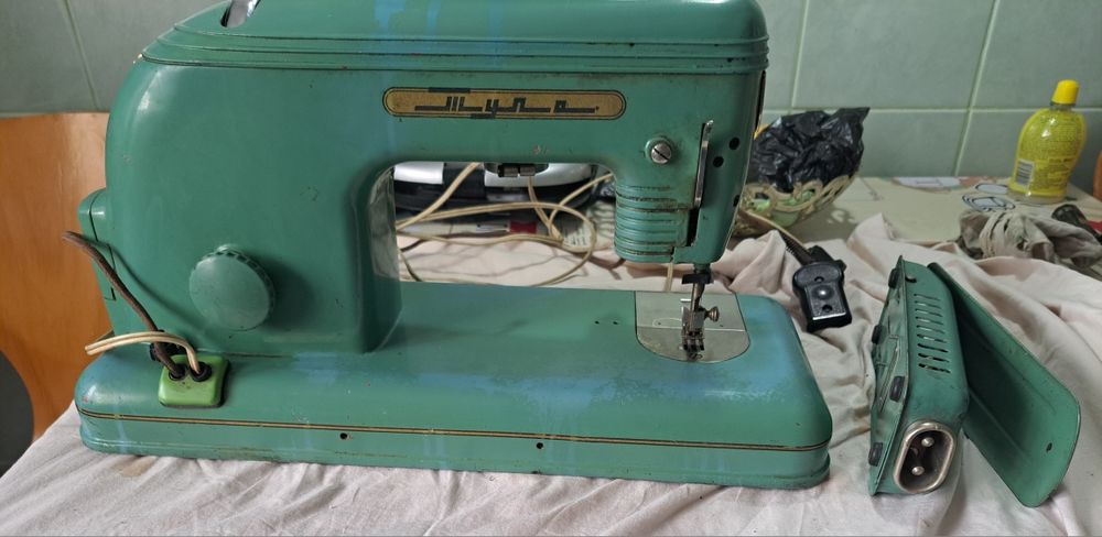 Mașina de cusut vintage Tula URSS electrică