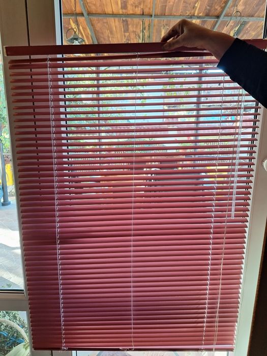Vand jaluzele pt geam apartament