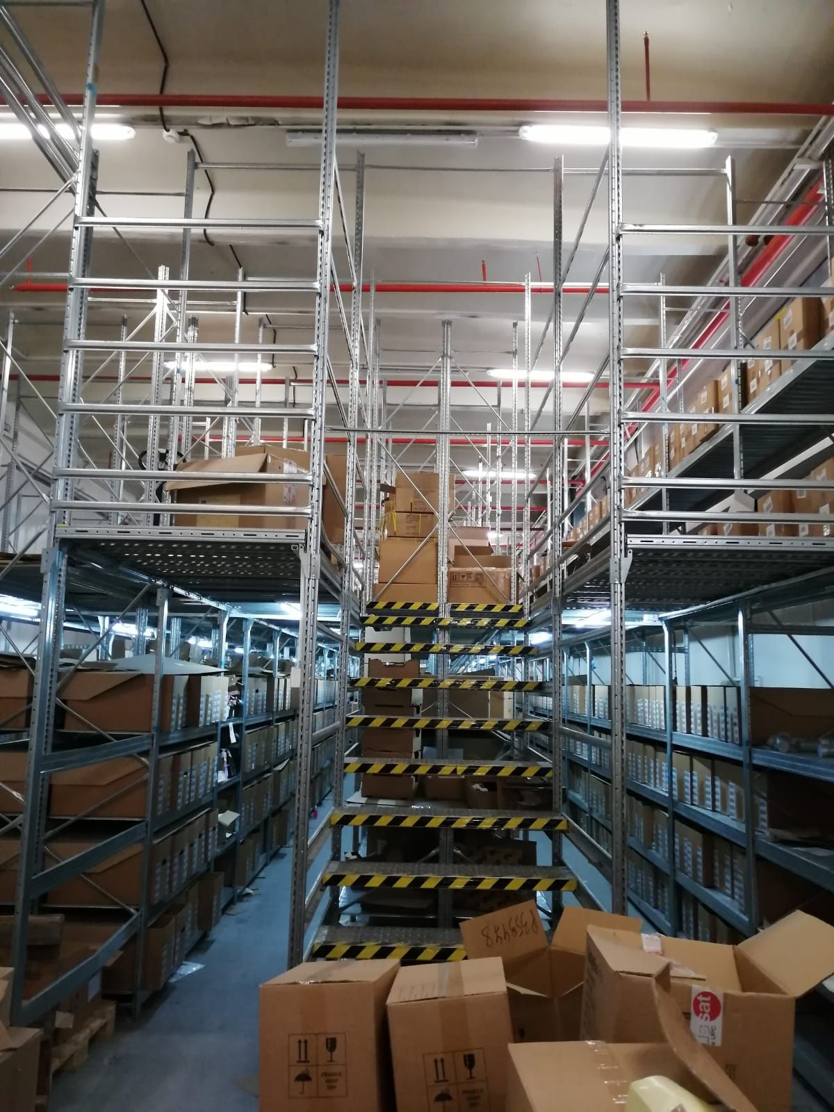 Vând rafturi metalice profesionale pentru depozitare lichidare de stoc