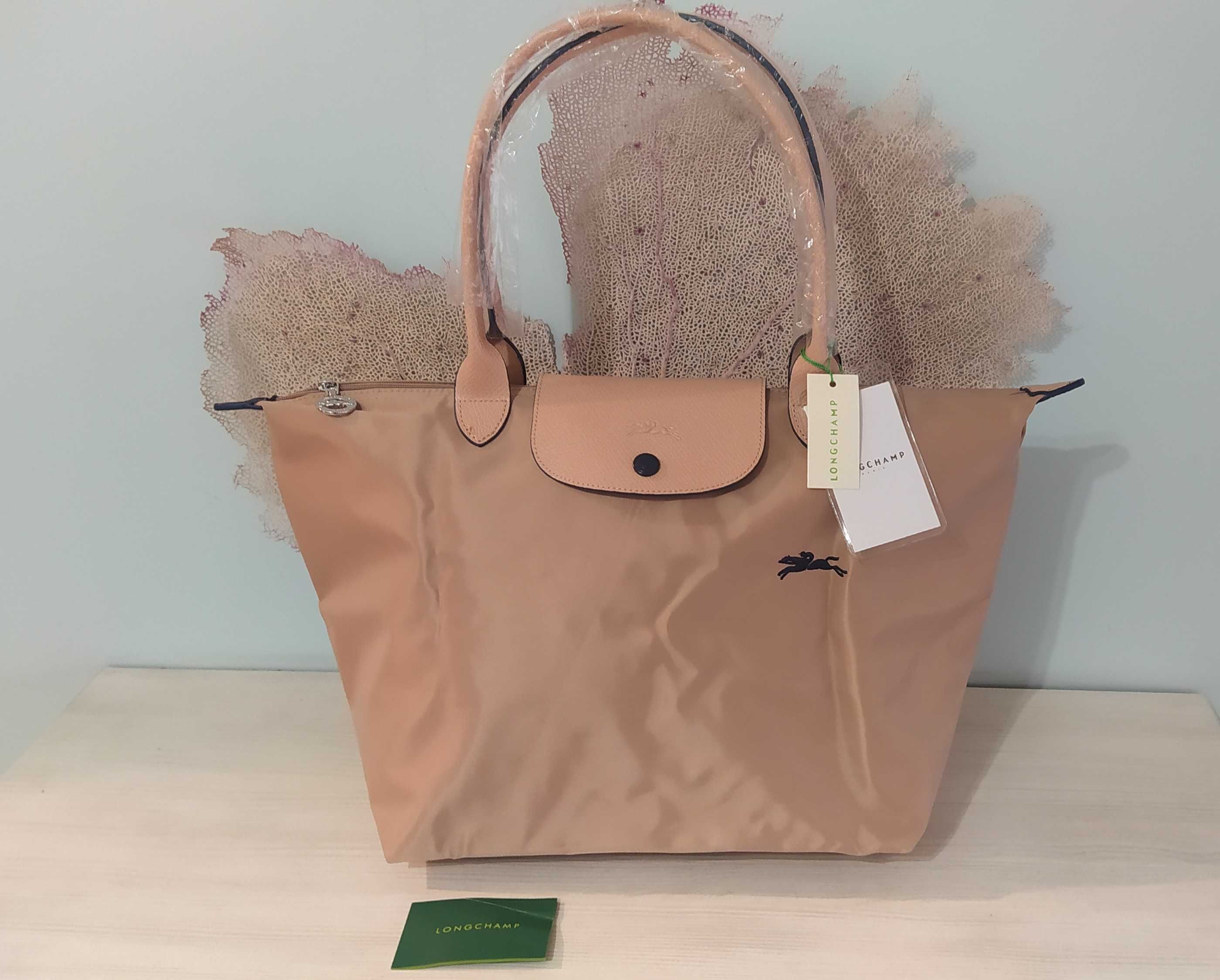 НОВА Longchamp – светло бежова, L, дълги дръжки, бродирано лого