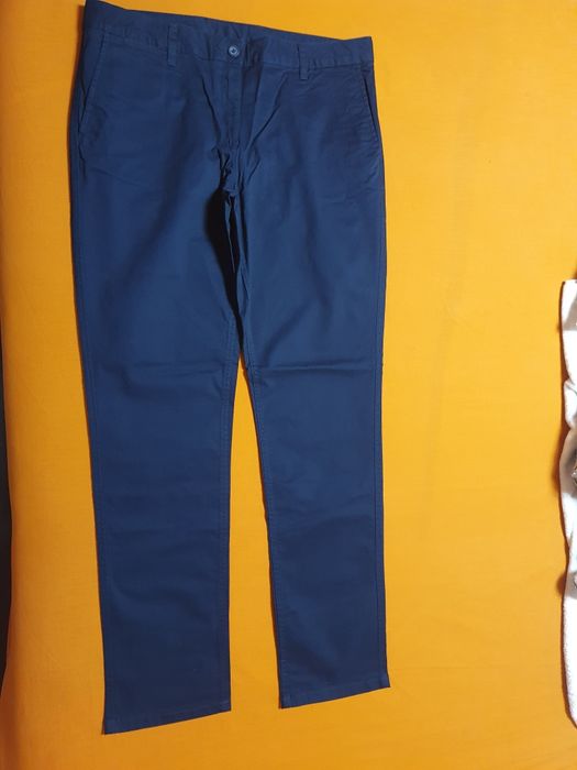 Pantaloni bleumarin, nou-nouți