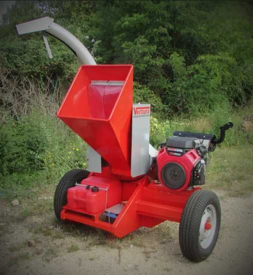 Tocator de crengi si resturi vegetale tractabila, cu motor pe benzina
