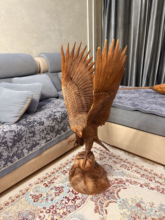Деревянная скульптура орла ручной работы.