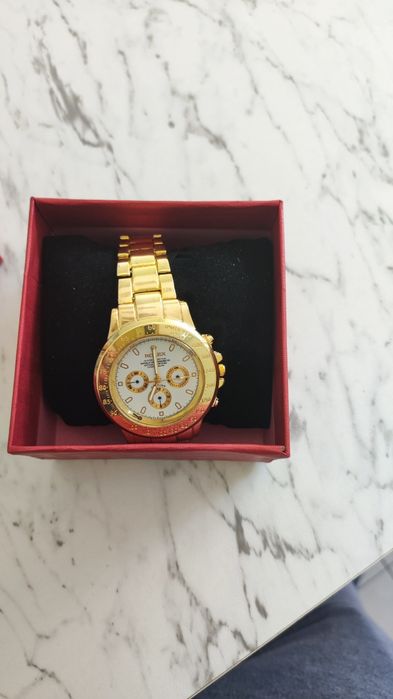 Много хубав Часовник Rolex позлатен 18 к покритие