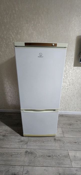 Продается холодильник indesit