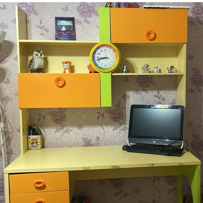 Стол с полкой доя книг