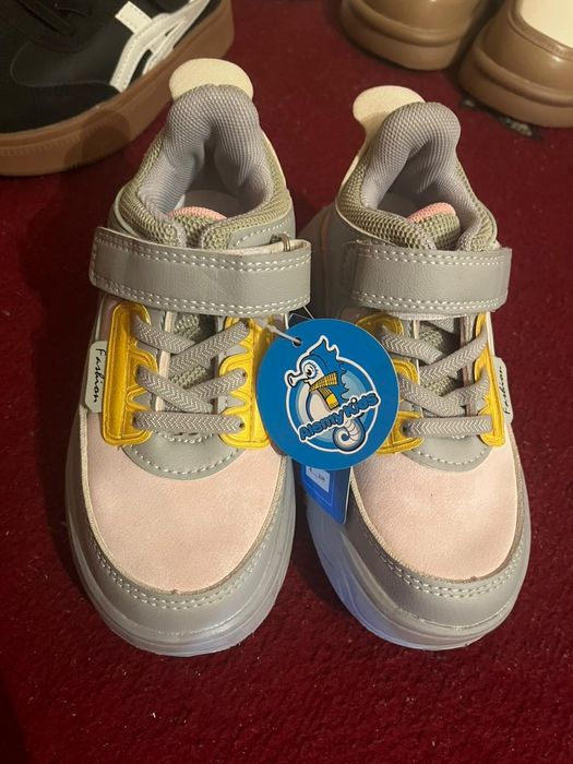 Аяқ киімдер сатылады