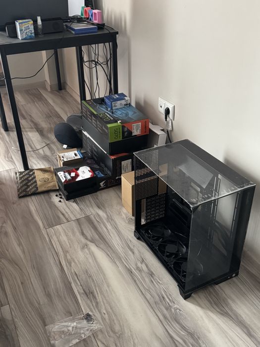 компютър (RTX 5070, i7 14700KF, ram 32gb, 1TB SSD)