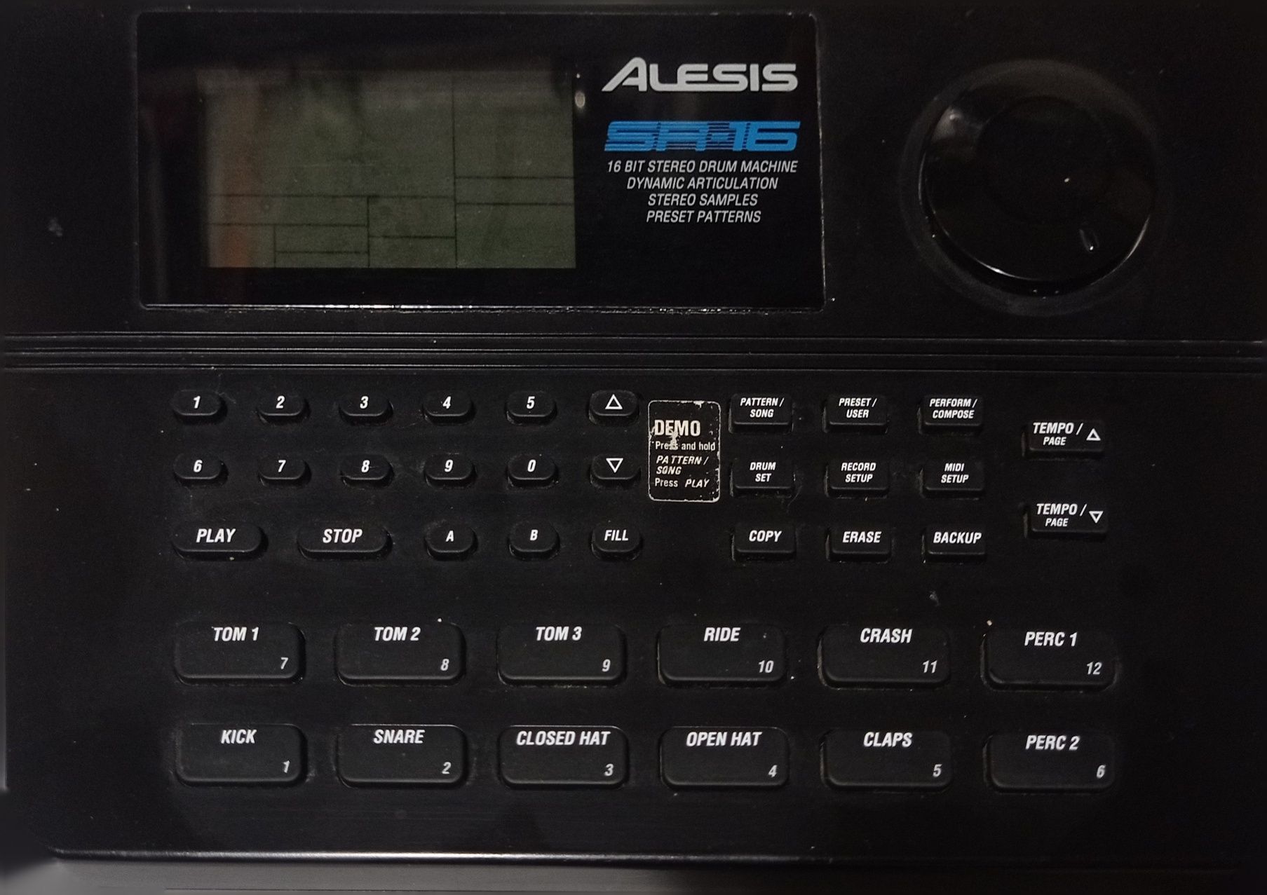 Alesis SR-16 система електрически барабани