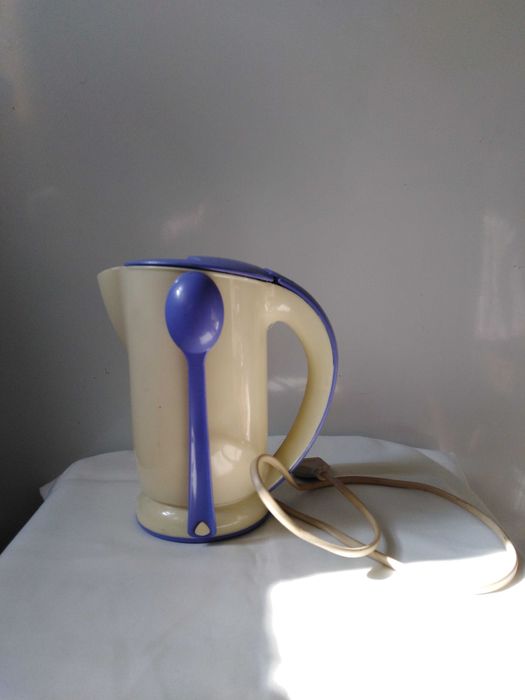 ОТДАМ ДАРОМ чайник. Электрический, маленький, 0,5л, пластик, Турция БУ