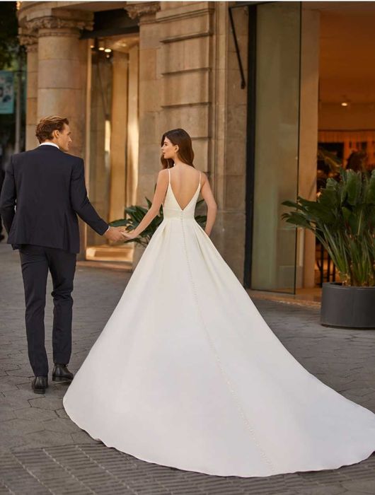 Vand rochie de mireasa Rosa Clara model Traza Luna Novias