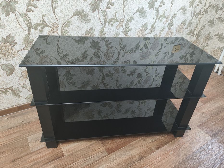 Стеклянный стол под телевизора