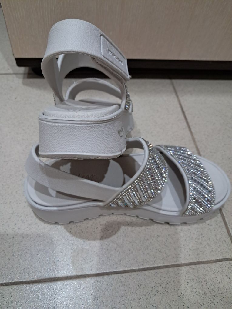 Продавам чисто нови сандали Skechers 36 номер!