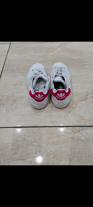 Adidași marca Adidas pt fotbal