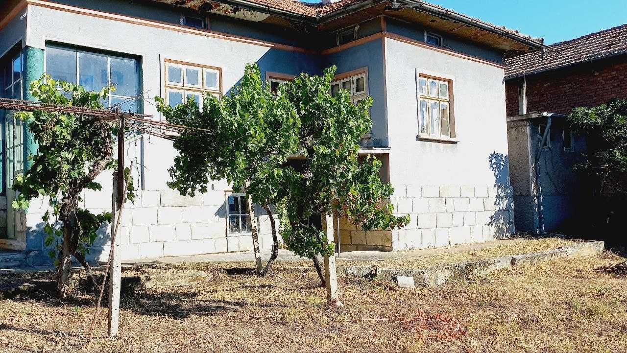 Селска КЪЩА с 1345 м² двор, гараж и стопански постройки. От СОБСТВЕНИК