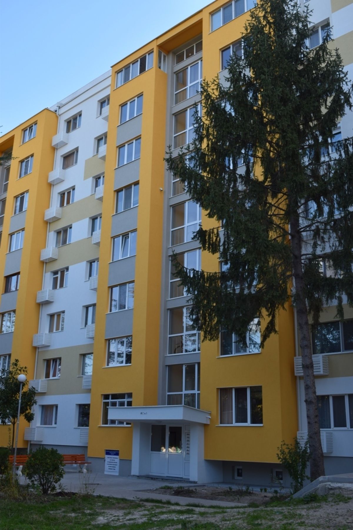 Двустаен апартамент в саниран блок в жк Изгрев