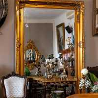 Oglindă cu rama aurie stil baroc