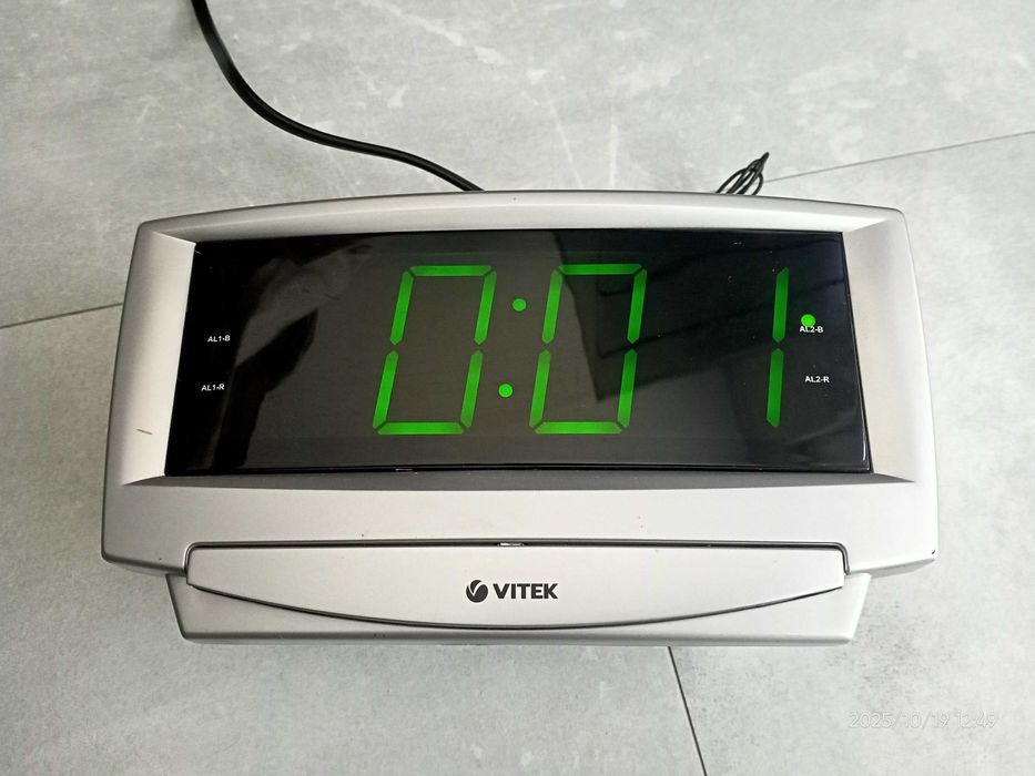 Радиоприемник с часами Vitek VT-3511SR