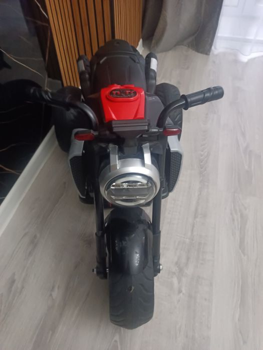 Электро машинка заряжается от тока