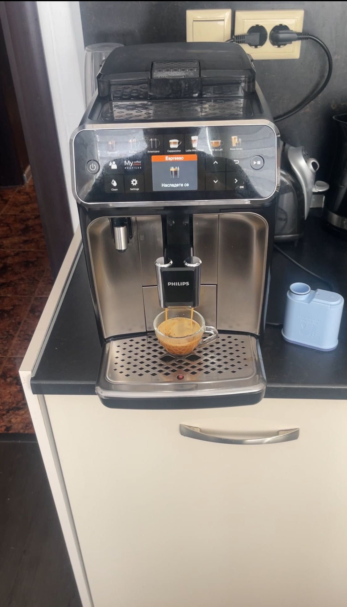 Кафемашина Philips EP5447 LatteGo