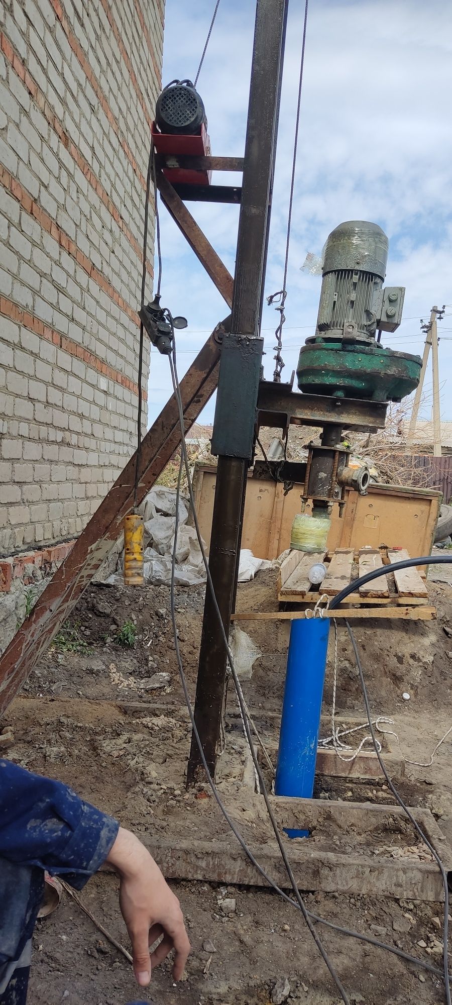 Продам малогабаритную буровую установку.