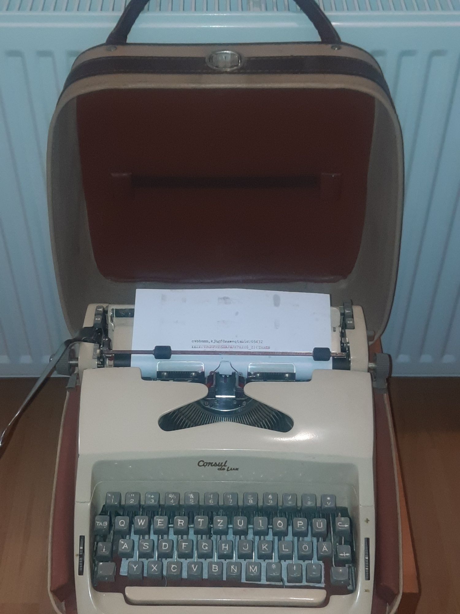 Mașină de scris Consul de Luxe  impecabilă