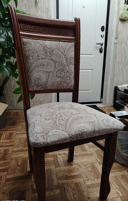 Продам комплект стульев